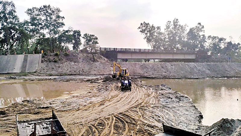 পাম নদের গতিপথ পরিবর্তন করে পুকুর খনন