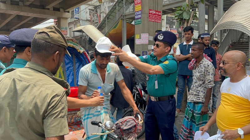 তেজগাঁও থানার উদ্যোগে বিশুদ্ধ পানি, ক্যাপ ও স্যালাইন বিতরণ